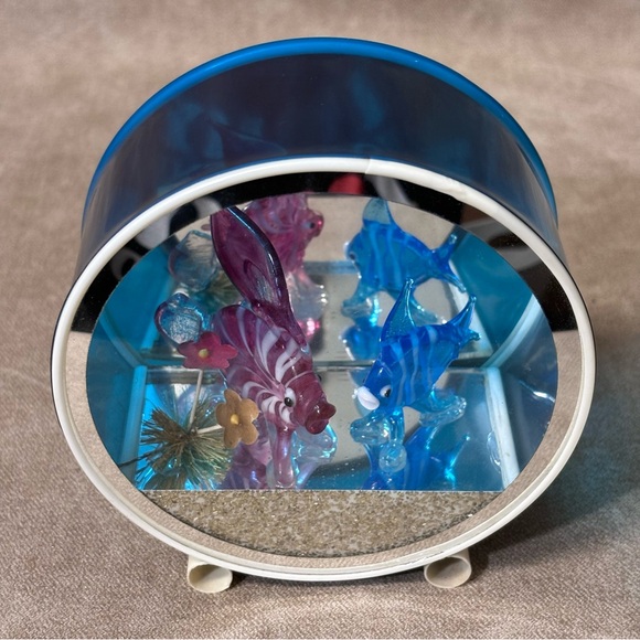 Vintage Hand Blown Glass fishes in Retro Decor tank - Picture 3 of 6